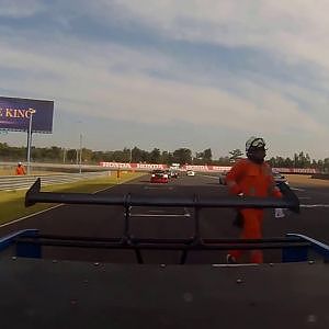 โดนปล้นรถแข่งกลางแทร็ค ระหว่างรอสตาร์ท